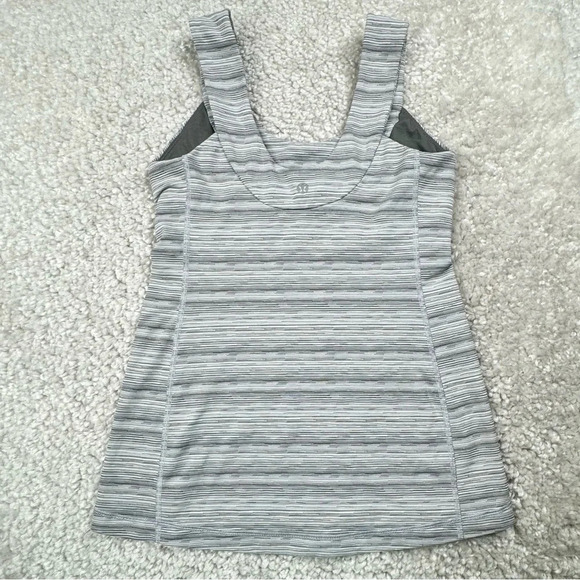 Lululemon Scoop Back Tank in Cyber Stripe White Silver Fox. Size 6 - Picture 3 of 16